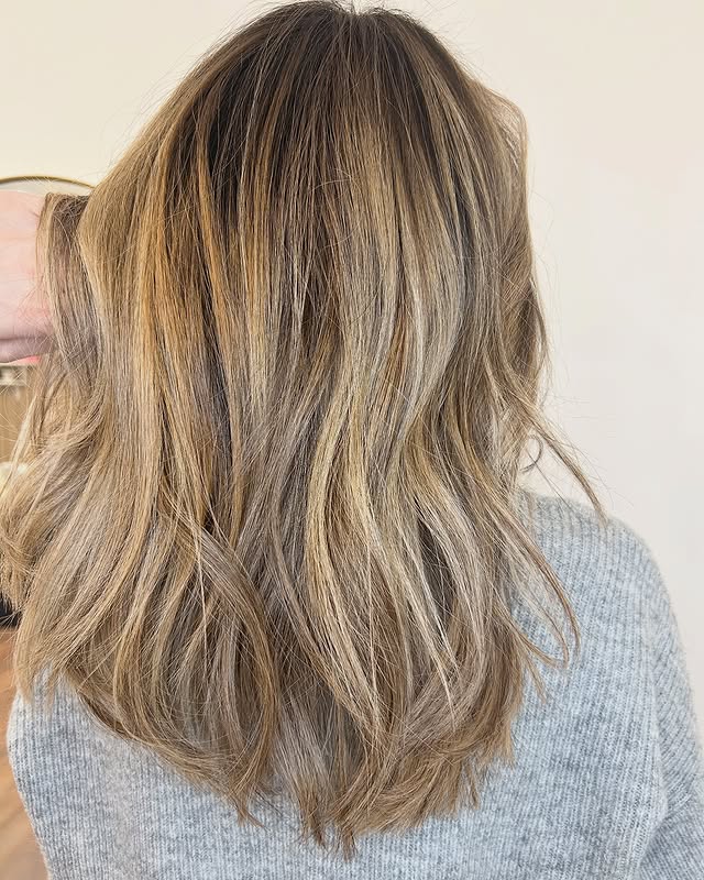 Éclaircir cheveux été avec Studio beauté Anaïs : des mèches lumineuses et naturelles pour un look estival éclatant